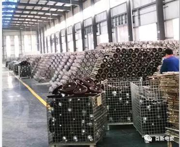 我姓何，是百新電瓷電氣一名普通質(zhì)檢員!