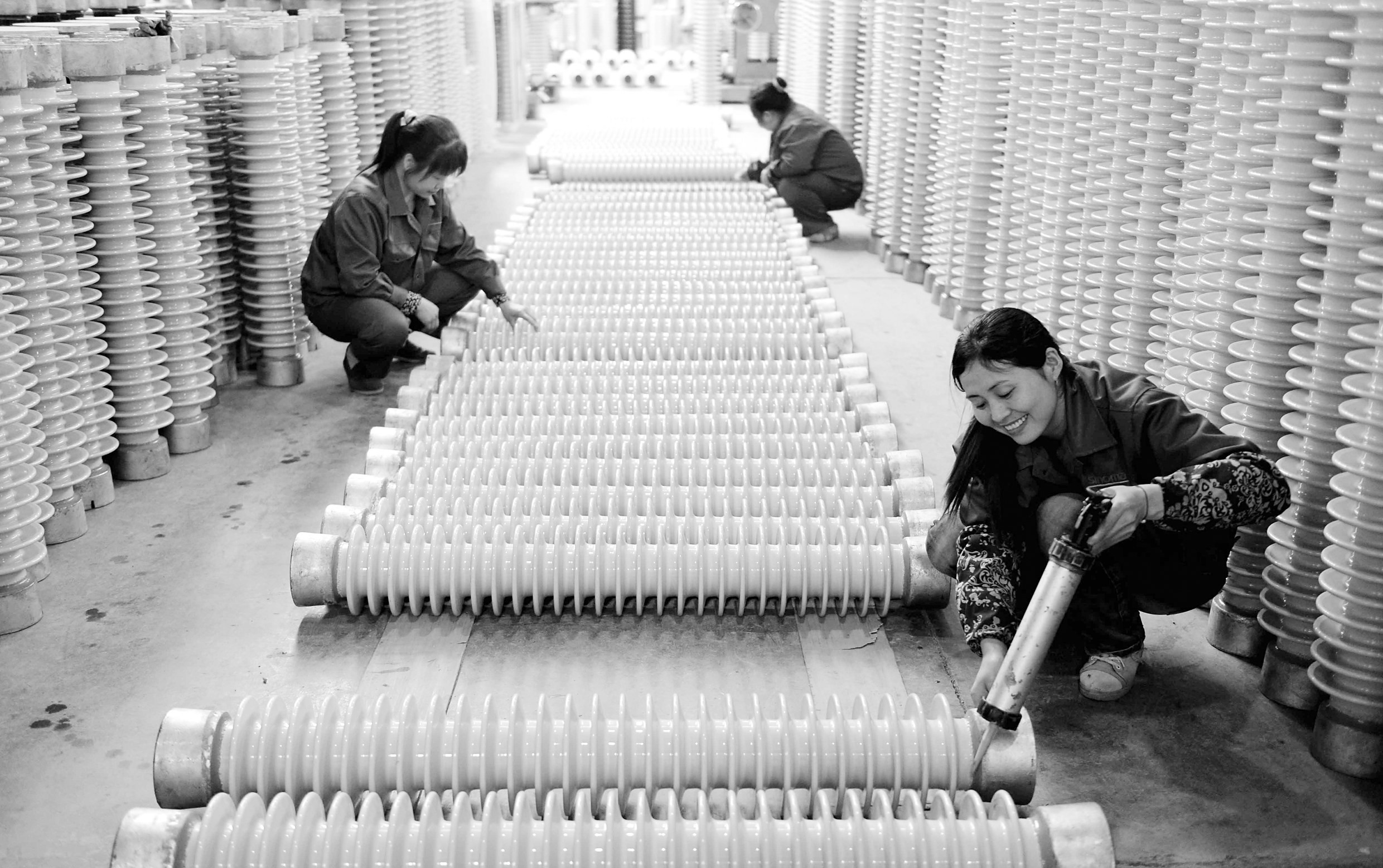 近年來，國家電瓷產(chǎn)業(yè)化基地—江西蘆溪縣通過資源整合、科技創(chuàng)新、引企引資、延伸產(chǎn)業(yè)鏈，積極引導電瓷產(chǎn)業(yè)靠大聯(lián)強，加快電瓷傳統(tǒng)產(chǎn)業(yè)升級步伐，促進已有百年歷史的電瓷產(chǎn)業(yè)朝“規(guī)模型、環(huán)保型、科技型、效能型、國際型”方向發(fā)展。目前，蘆溪縣共有電瓷企業(yè)68家，規(guī)模企業(yè)45家，所生產(chǎn)的40多個系列600多個品種的電瓷產(chǎn)品銷往全國各地及南非、中東、東南亞等40多個國家和地區(qū)。